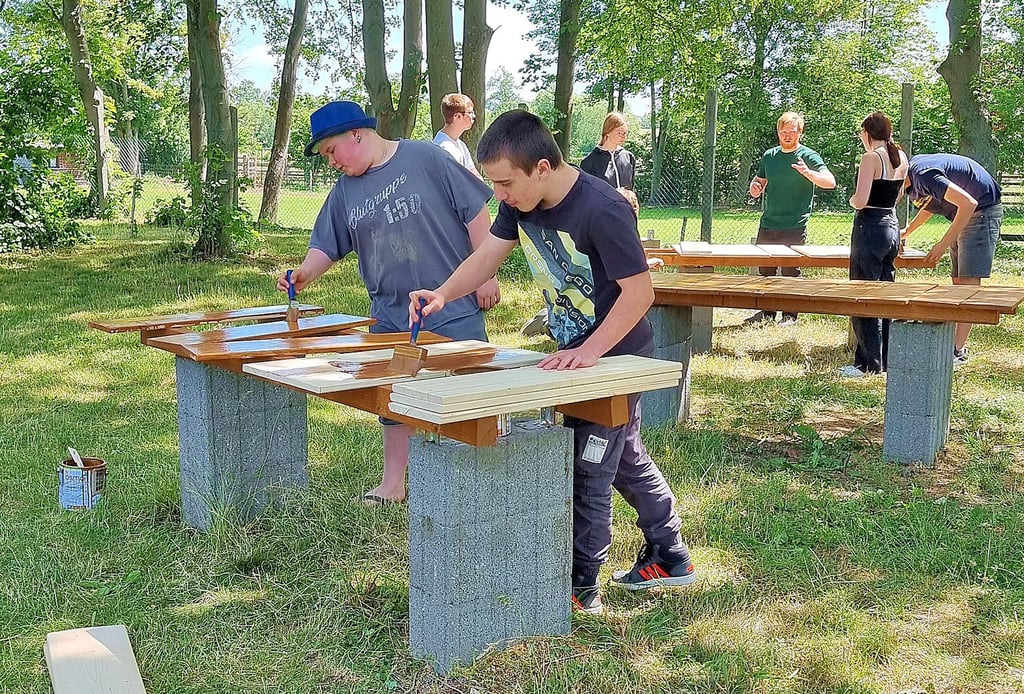 Pinseln statt Geodreieck: Ausleber Schüler arbeiten an ihrem Projekt.