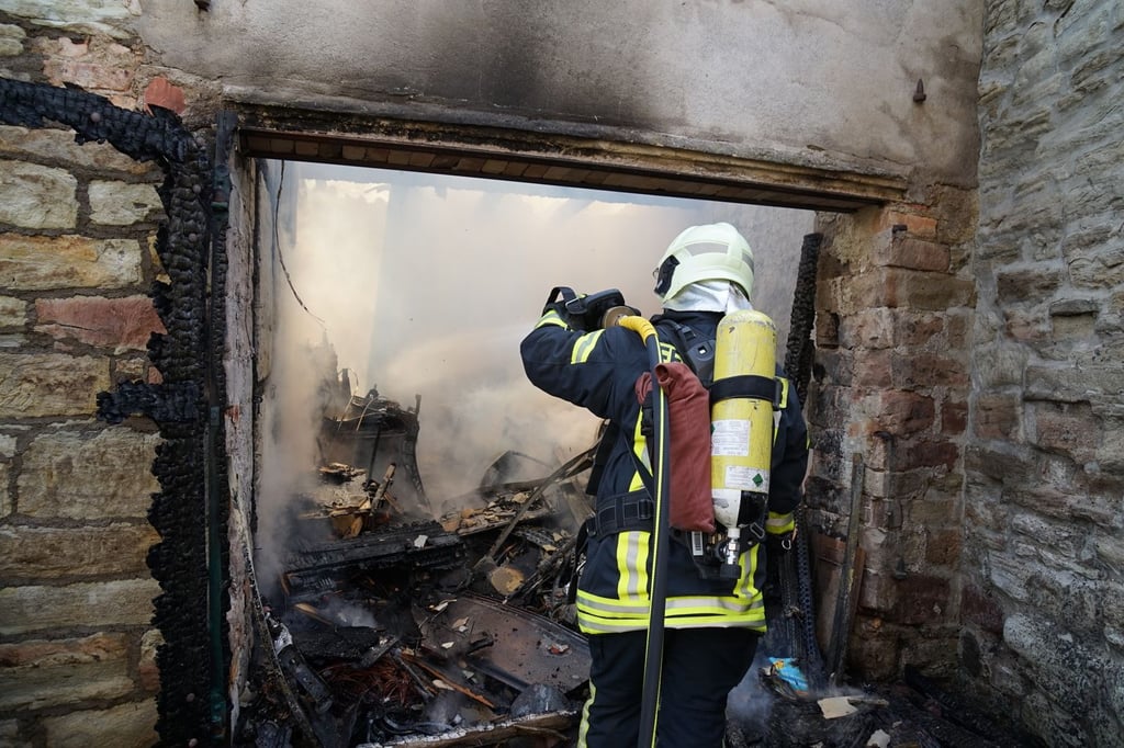 Ein Feuerwehrmann an der Brandstelle.