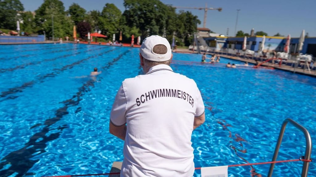 Wie sicher sind Magdeburgs Schwimmbäder wirklich? Nach den Massenschlägereien im Berliner Freibad haben wir nachgefragt, auf was sich die Badegäste in der sachsen-anhaltinischen Landeshauptstadt einstellen müssen. Foto: