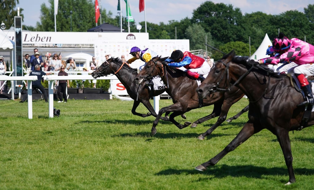 Jockey Bauyrzhan Murzabayev (l) reitet auf Sammarco als Erster ins Ziel.