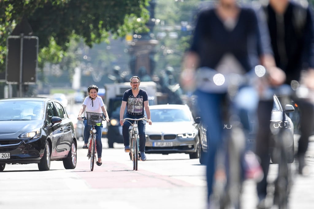 Radfahrer dürfen sich ohne Mindestabstand zueinander überholen. Doch sie müssen im Einzelfall abwägen, ob der Überholvorgang sicher durchgeführt werden kann.