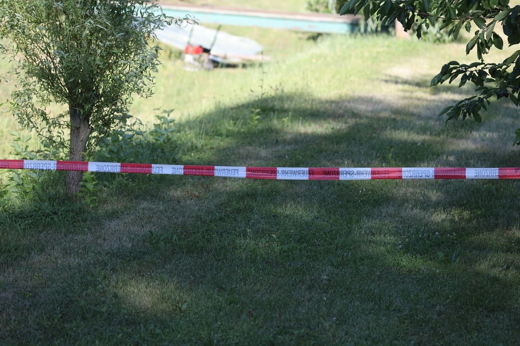 Ein Grundstück ist mit einem Band der Feuerwehr abgesperrt.
