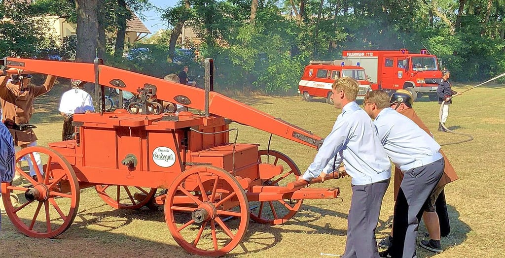 „Auftritt“ der alten Gadegaster Feuerwehrspritze von 1852.
