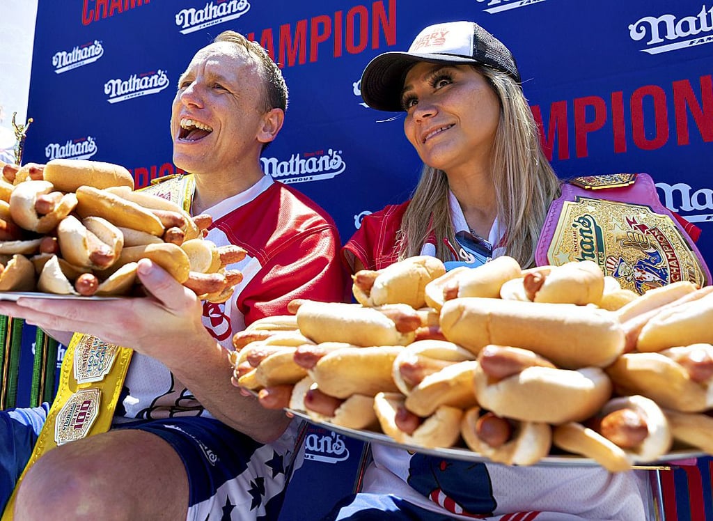 Joey Chestnut (l.) und Miki Sudo posieren mit 63 bzw. 40 Hotdogs.