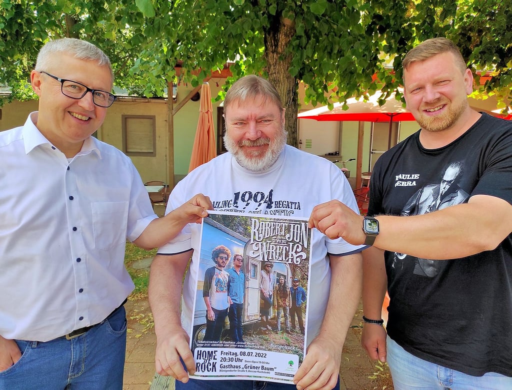 Ralf Zaizeck, Andreas Schmidt und Daniiel Kutsche (v.l.n.r.) mit dem Plakat fürs letzte Konzert.