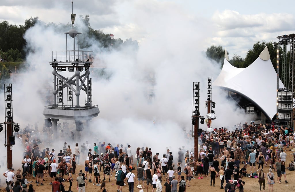 An der Turmbühne, der größten Bühne auf dem Fusion-Festival, tanzen die Menschen.