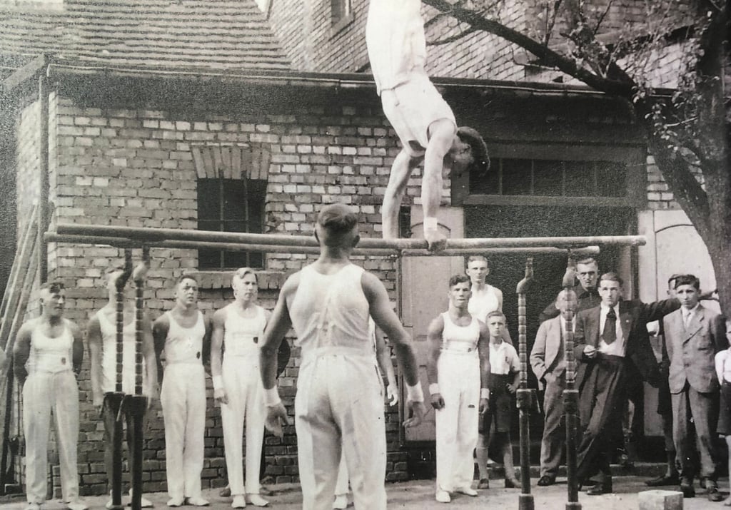 Das Foto aus den 1930er Jahren zeigt Mitglieder des Männerturnvereins in Aktion.