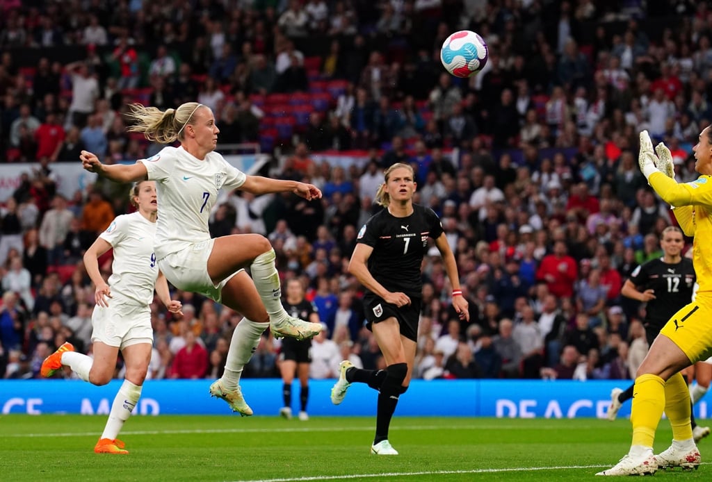Beth Mead (l/7) trifft für England zum 1:0 beim EM-Auftaktspiel gegen Österreich.