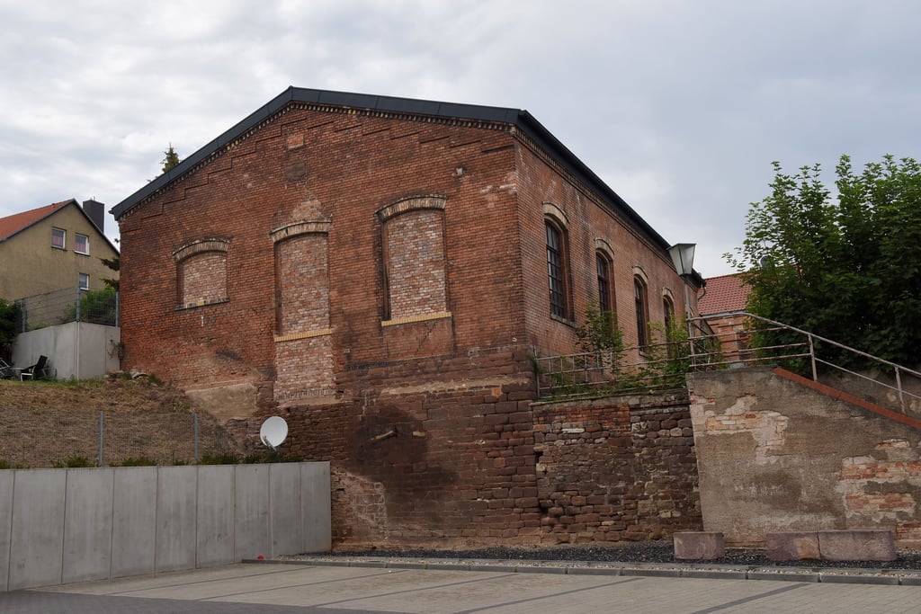 Der alte Eingang am Parkplatz der Stadtwerke und zwei Fenster sind zugemauert worden.