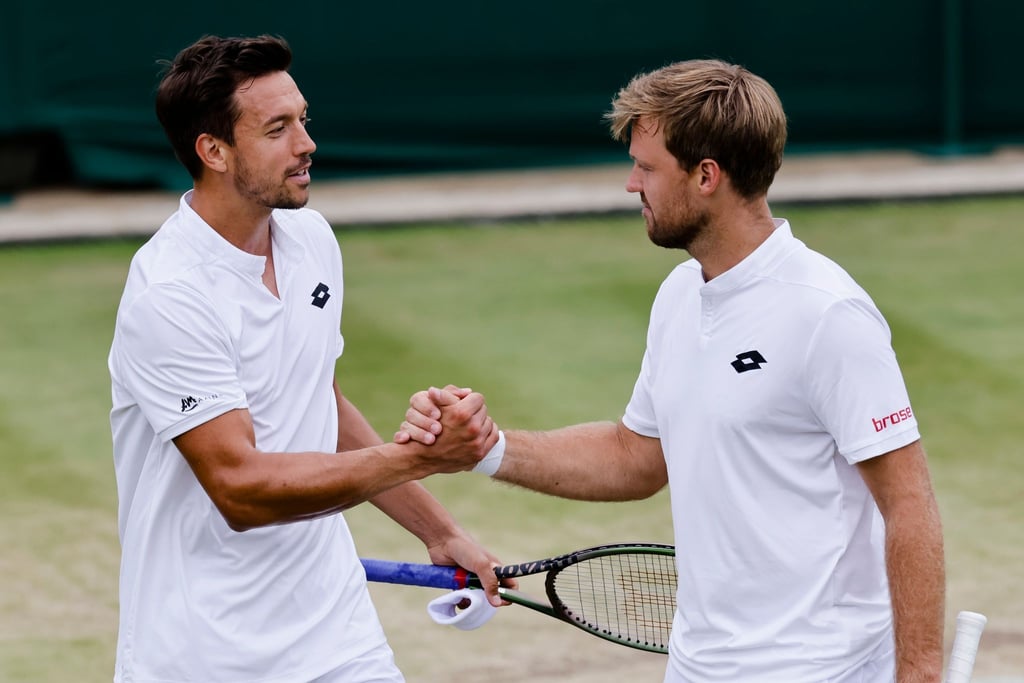 Andreas Mies (l) und Kevin Krawietz geben sich nach dem Match die Hand.