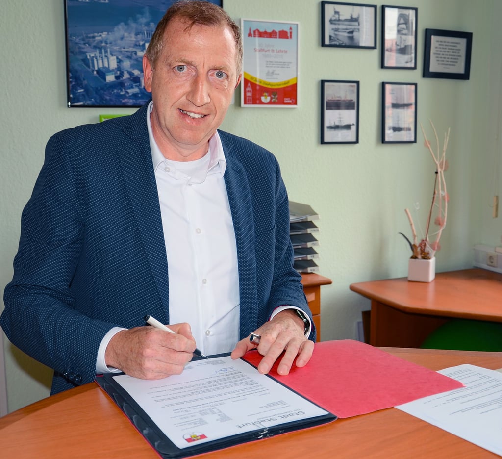 Bis zum letzten Tag seiner Amtszeit erledigt Sven Wagner noch Schriftverkehr im Rathaus, wie hier am fast schon leer geräumten Stehtisch im Büro, und nimmt auch noch Außen-Termine für die Stadt Staßfurt wahr. Allerletzter Termin mit Siegel war am Mittwochabend die Leader-Vereinsgründung in Schneidlingen.