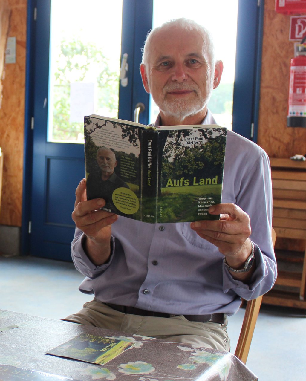 Ernst Paul Dörfler liest aus „Aufs Land“.