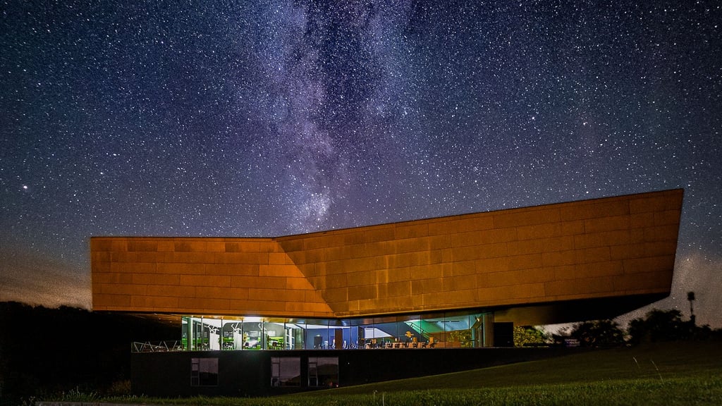 Ein funkelndes Sternenmeer leuchtet am Nachthimmel über der Arche in Nebra (Sachsen-Anhalt). Damit solch beeindruckende Nachtaufnahmen gelingen, müssen Fotografen einiges beachten. Wir habe wichtige Tipps gesammelt.&nbsp;