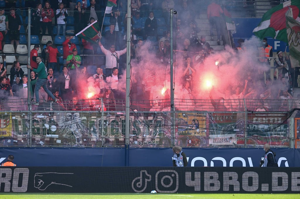 Fans des FC Augsburg zünden beim VfL Bochum im Gästeblock Pyrotechnik.
