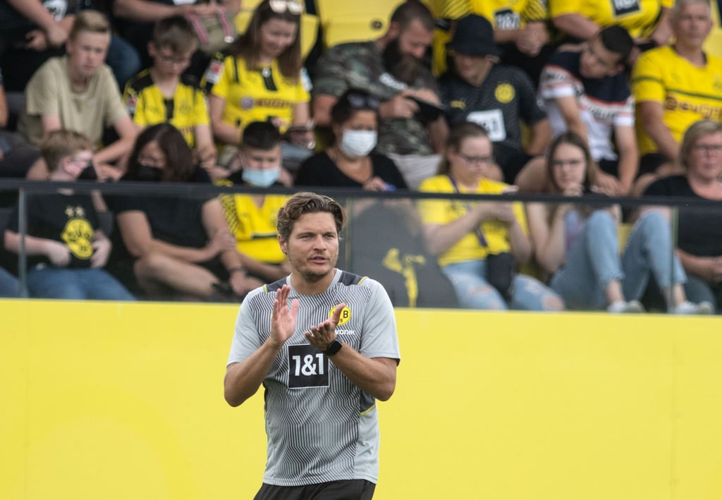 BVB-Trainer Edin Terzic coacht sein Team während eines Testspiels.