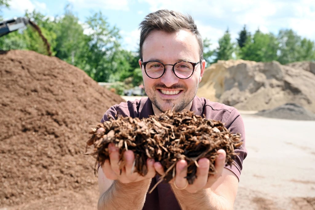 Nick Burkhardt, Geschäftsführer der Firma Corthum in Baden-Württemberg, zeigt sortierten Rindenmulch.