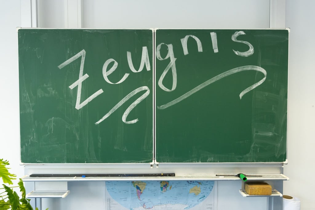 „Zeugnis“ steht auf der Tafel einer Klasse.