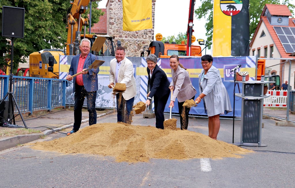 Symbolischer Spatenstich an der Loburger Ehlebrücke: Stadtbürgermeister Frank von Holly, Markus Kurze, Ministerin Lydia Hüskens, SPD-Landtagsabgeordnete Elrid Pasbrig und Loburgs Ortsbürgermeisterin Gabriele Schmohl (v. li.).