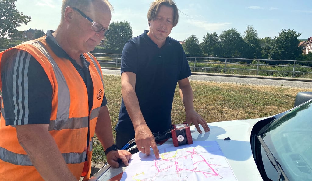 Jörg Siebert (links) bespricht mit Netzmeister Torsten Voigt die heutige Strecke, die es zu überprüfen gilt.