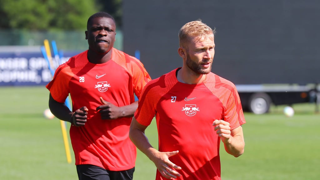 Korad Laimer (r.) und Brian Brobbey beim Training am Cottaweg.