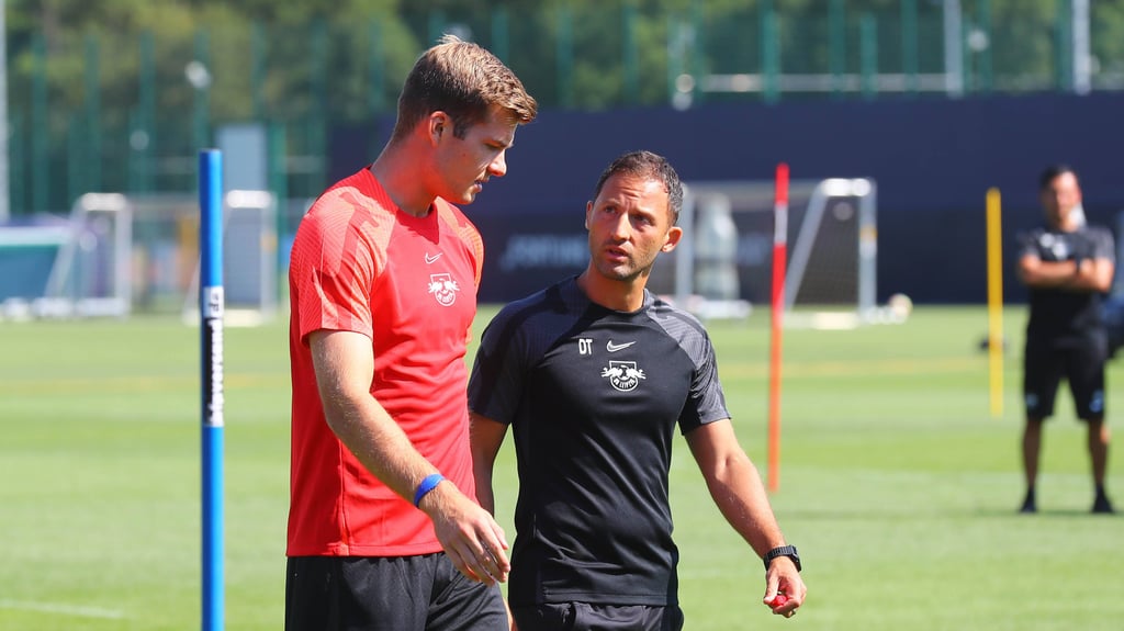 Trainer Domenco Tedesco (r.) spricht im Training mit Alexander Sörloth.