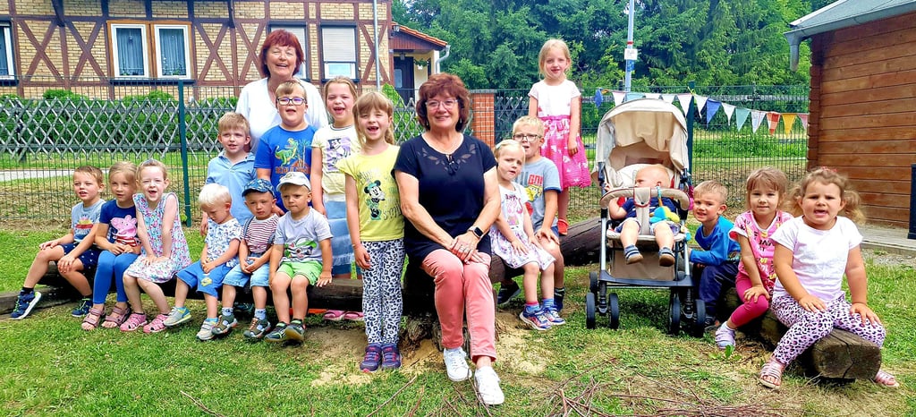 Aufs Foto sollten sie alle mit drauf, die Kinder und Kollegin Elke Knoll. Das hat sich Einrichtungsleiterin Margitta Büchner (Mitte) gewünscht.