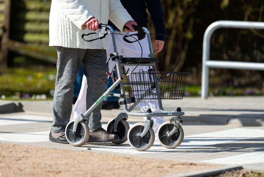 Eine Seniorin ist mit dem Rollator unterwegs (Symbolbild)