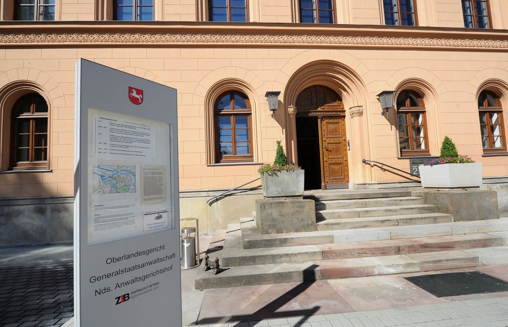 Die Hauptfassade mit Eingang zum Oberlandesgericht (OLG) Celle.