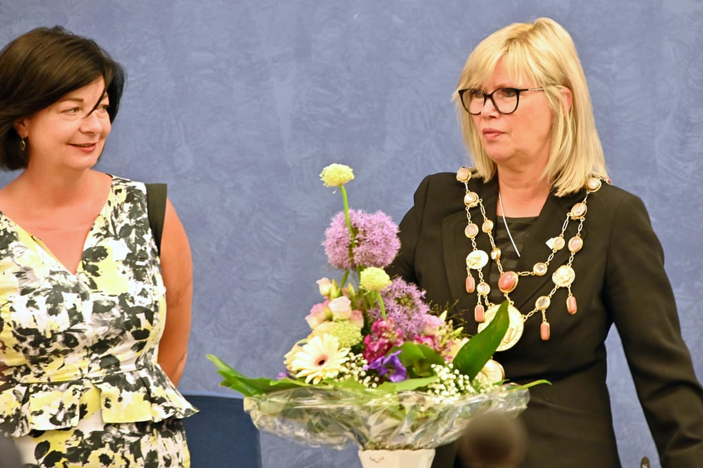 Neues Führungsgespann an der Magdeburger Stadtspitze? Die Kulturbeigeordnete Regina-Dolores Stieler-Hinz (links) und Simone Borris bei ihrer Ernennung zur Oberbürgermeisterin am 30. Juni 2022 im Rathaus. Am 7. Juli steht  Stieler-Hinz als Borris-Stellvertreterin  im Stadtrat zur Wahl. 