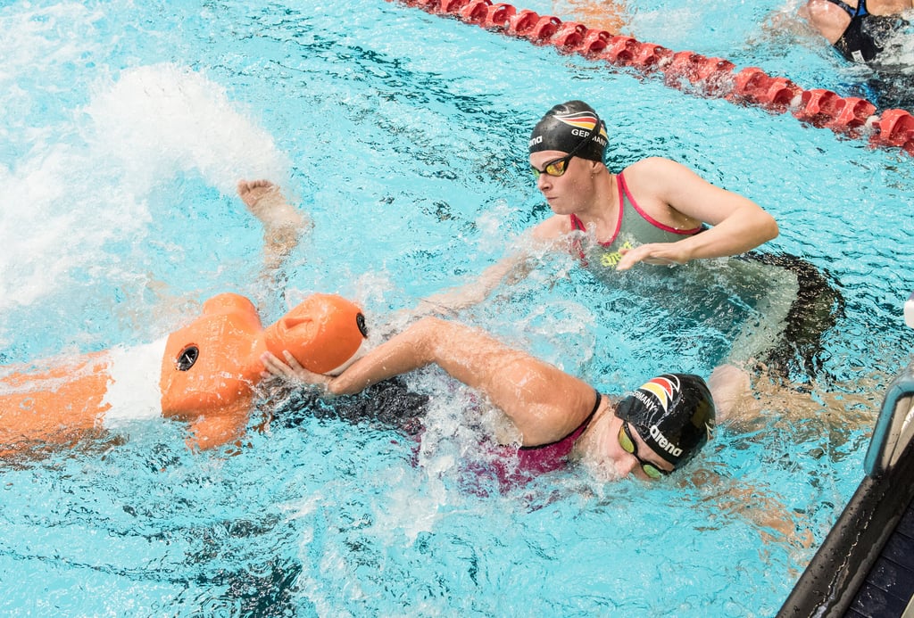Vivian Zander (o.) übernimmt die Puppe von Jessica Grote – DLRG-Ortsgruppe Halle-Saale. In der Disziplin „4x25 Meter Retten mit einer Puppe“ wurde die 23-Jährige 2018 im australischen Adelaide Weltmeisterin mit der Staffel. 2019 und 2021 gab es EM-Gold.