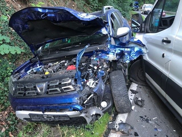 Unfall Auf B243 Im Harz: Transporter Prallt In Pkw: Zwei Verletzte Nach ...