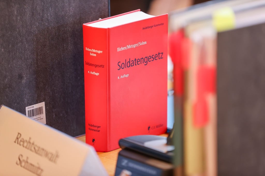 Eine Ausgabe vom „Soldatengesetz“ steht vor einem Verhandlungsbeginn im Bundesverwaltungsgericht.