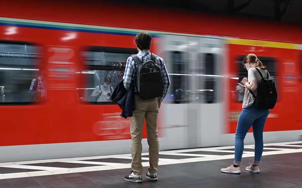 Fahren Arbeitnehmer mit öffentlichen Verkehrsmitteln zur Arbeit, können sie von ihren Arbeitgebern einen Zuschuss für die Ticketkosten bekommen.