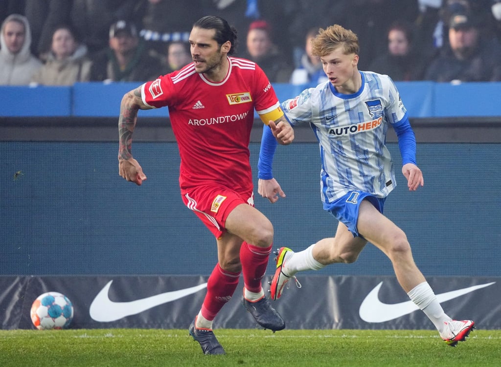 Union Berlins Christopher Trimmel (l) im Zweikampf mit Herthas Julian Eitschberger (r).