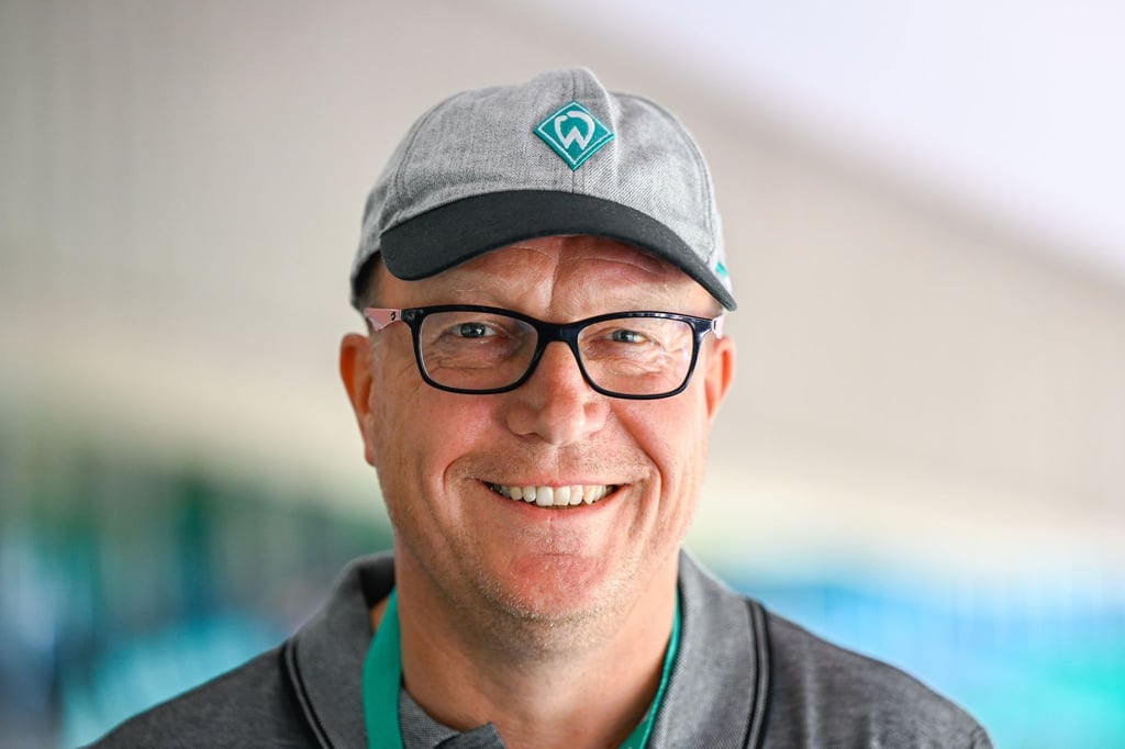 Werder Bremens Aufsichtsratsmitglied Dirk Wintermann schaut in die Kamera.