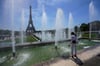 Eine Frau kühlt sich an einem Brunnen in der Nähe des Eiffelturms ab. Wichtige Faktoren für die Zunahme von Hitzewellen insbesondere in Westeuropa sind aus Sicht von Potsdamer Forschern Veränderungen des sogenannten Jetstreams.