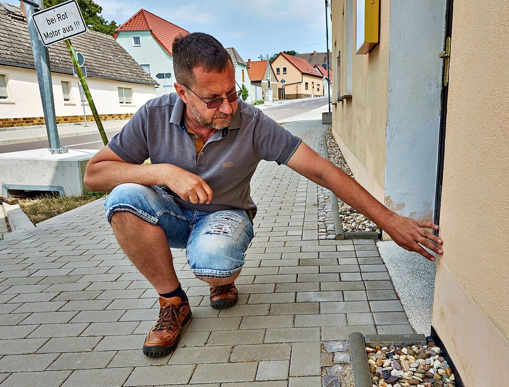 An einigen Häusern an der Richard-Kupsch-Straße in Beesenlaublingen sind Feuchtigkeitsschäden am Mauerwerk aufgetreten. Auch bei Torsten Winger, der jetzt wahrscheinlich auf seinen Kosten sitzen bleibt.