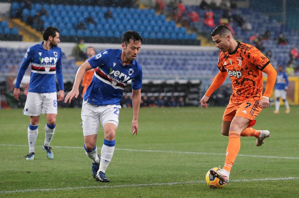 Schalke-Neuzugang Maya Yoshida (l) in Aktion für Japans Nationalmannschaft.