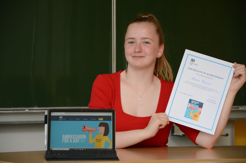 Abiturientin Leonie Kowal vom Albert-Einstein-Gymnasium ist Siegerin des Wettbewerbs „Ambassador for a day“.