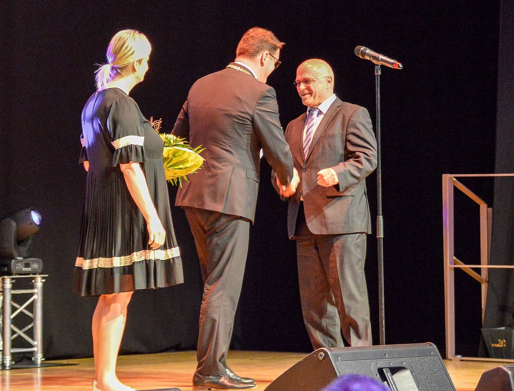 Die Verabschiedung von Jochen Kirchner (rechts, mit Oberbürgermeister Torsten Zugehör und der Ratsvorsitzenden Franziska Buse) stand im Mittelpunkt der Festsitzung des Wittenberger Stadtrats am gestrigen Mittwoch.