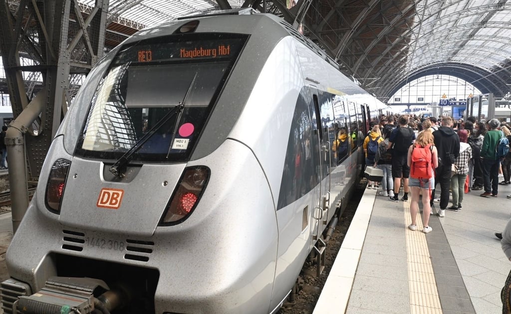 Passagiere besteigen eine Regionalbahn nach Magdeburg am Hauptbahnhof in Leipzig. Die Bahn sucht bundesweit rund 24.000 Mitarbeiter.
