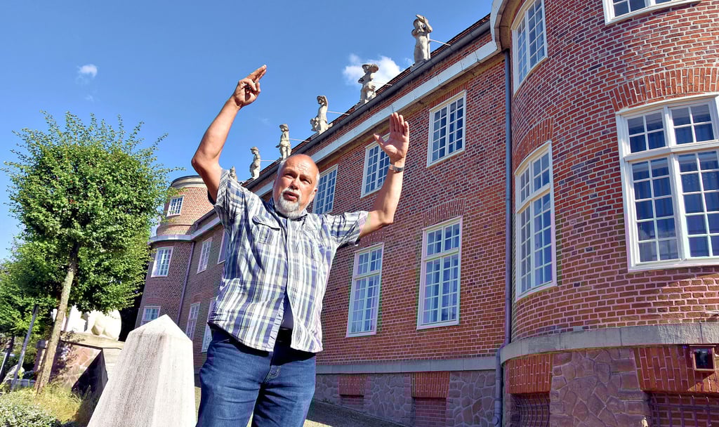 Wolfram Materne von der Interessengemeinschaft Dorst beschreibt, wie die Schornsteine der Kamine im Herrenhaus rechts und links zu vier Schornsteinen zusammenlaufen.