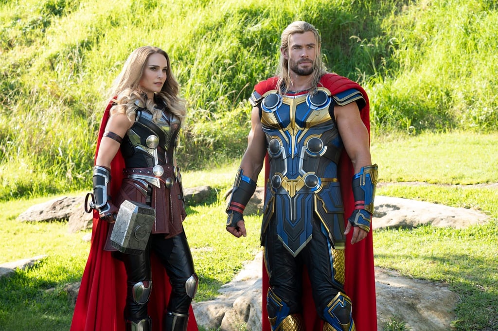 Wie Spielzeugfiguren: Natalie Portman (l) und Chris Hemsworth in "Thor: Love and Thunder".