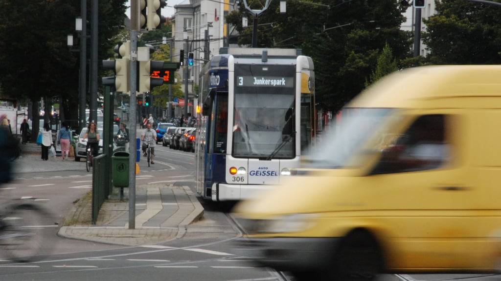 Eine Straßenbahn fährt Dessau.