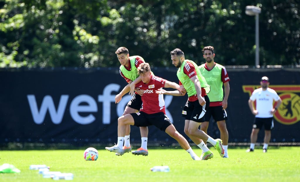 v.l. Janik Haberer, Tim Skarke, Levin Öztunali und Rani Khedira trainieren gemeinsam.