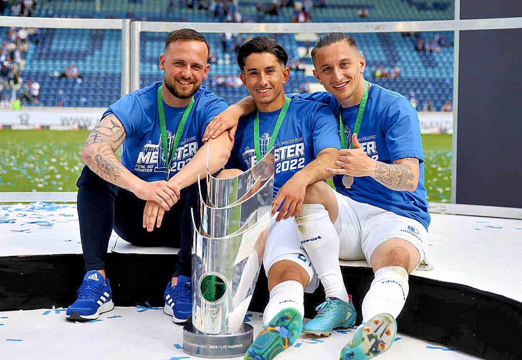 Nicht immer im Einsatz, aber immer ein Teil der Mannschaft: Luka Sliskovic (l.) mit Jason Ceka und Baris Atik (r.).