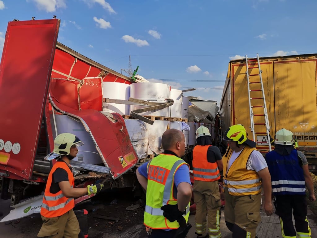Ein weiterer Lkw ist bei dem Unfall schwer beschädigt worden.