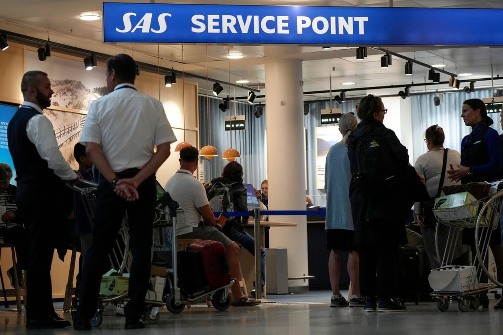 Passagiere stehen am Flughafen in Kopenhagen zum Einchecken an: 200 Flugzeug-Mechaniker wollen sich am Donnerstag dem Streik der SAS-Piloten anschließen.