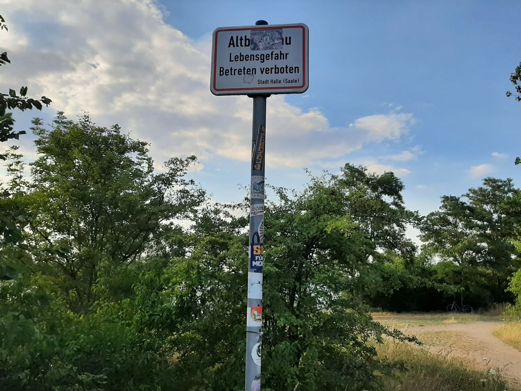 Ein Warnschild steht auf dem Parkplatz an der Ostseite des Hufeisensees. Von den Schildern gibt es nicht viele.