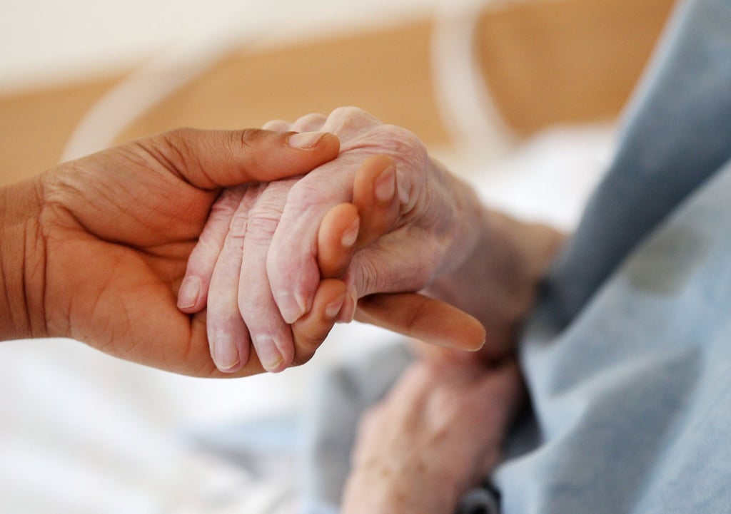 Mehr als die Hälfte der Pflegebedürftigen werden kurz vor ihrem Tod mindestens einmal in eine Klinik verlegt.